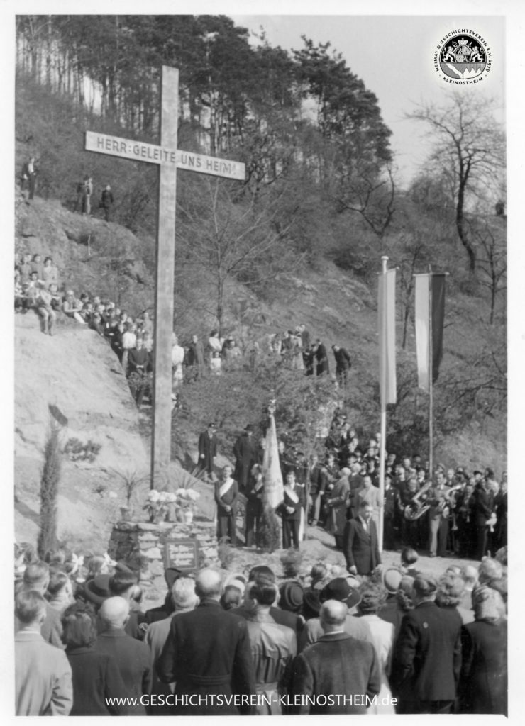 Das Foto zeigt das im Text erwähnte frühere Flüchtlingskreuz in der Scheblerstraße.