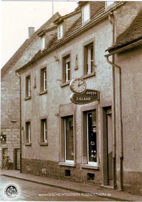 Das Foto zeigt das Geschäft von Uhrmacher Glaab in der Schillerstraße. Es bestand bis 1981, von 1981 – 1990 war an dieser Stelle Fe’s Lädchen (Tabakwaren und pädagogisches Spielzeug).