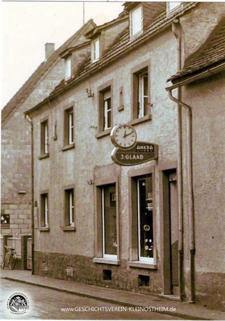 Das Foto zeigt das Geschäft von Uhrmacher Glaab in der Schillerstraße. Es bestand bis 1981, von 1981 – 1990 war an dieser Stelle Fe’s Lädchen (Tabakwaren und pädagogisches Spielzeug).