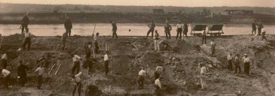 Das Foto vom 7. Mai 1915 zeigt Kriegsgefangene bei der Arbeit am Oberwasser-Kanal während des Schleusenbaus in Kleinostheim.