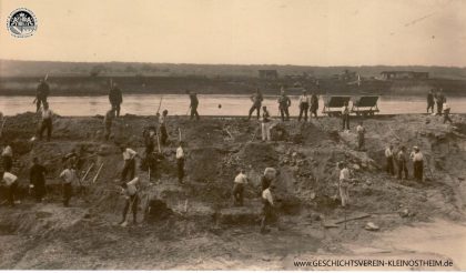 Das Foto vom 7. Mai 1915 zeigt Kriegsgefangene bei der Arbeit am Oberwasser-Kanal während des Schleusenbaus in Kleinostheim.