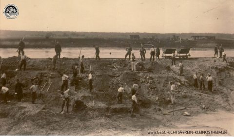 Das Foto vom 7. Mai 1915 zeigt Kriegsgefangene bei der Arbeit am Oberwasser-Kanal während des Schleusenbaus in Kleinostheim.