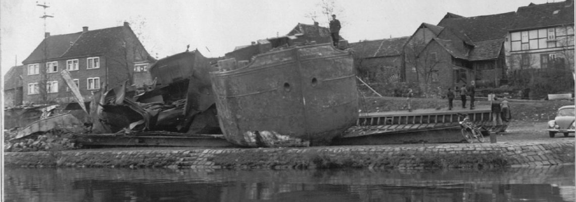 Das Foto vom 12. Januar 1951 zeigt das Schiffswrack des S.K. "Codam78" nach der Bergung am Ländeplatz Kleinostheim. (Foto: Wasser- und Schifffahrtsamt AB)