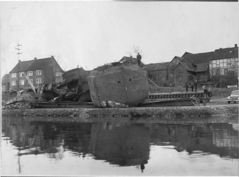 Das Foto vom 12. Januar 1951 zeigt das Schiffswrack des S.K. "Codam78" nach der Bergung am Ländeplatz Kleinostheim. (Foto: Wasser- und Schifffahrtsamt AB)