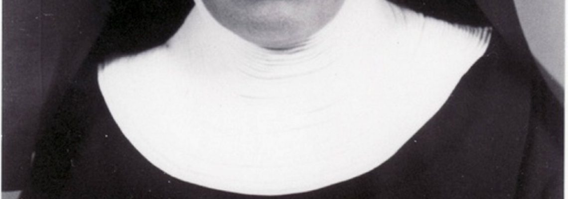 Das Foto zeigt Schwester Barbara Fries (1886 – 1951). Sie war Krankenschwester der Dillinger Franziskanerinnen und zwischen 1922 und 1951 in der ambulanten Krankenpflege in Kleinostheim tätig. Für ihre Leistungen wurde sie 1951 zur Ehrenbürgerin ernannt. Die Barbarastraße erinnert noch heute an sie.