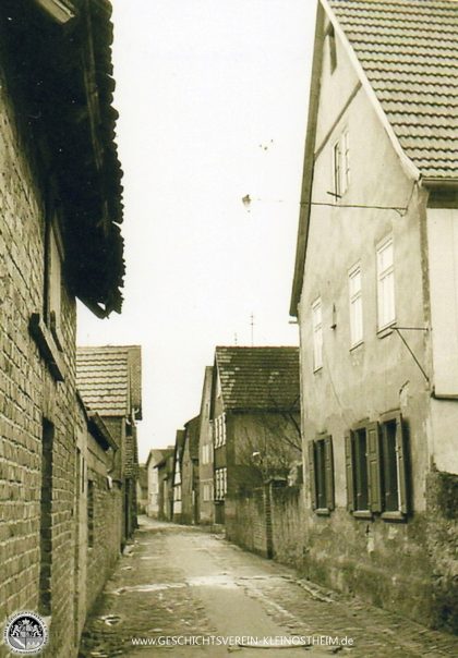 Das Foto von 1960 zeigt einen Blick in die Haaggasse. Das Haus rechts wurde 2014 abgerissen.