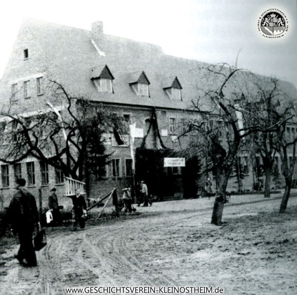 Das Foto zeigt die fertiggestellte Brentanoschule kurz vor ihrer Einweihung im Jahr 1951. Im Laufe des Schuljahres 1951/52 zogen 11 Klassen mit insgesamt 483 Volksschülern sowie 44 Mädchen der landwirtschaftlichen Berufsschule in das neue Gebäude ein, begleitet von einem zehnköpfigen Lehrerkollegium.