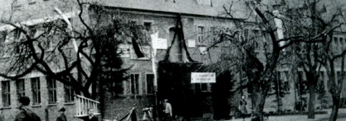 Das Foto zeigt die fertiggestellte Brentanoschule kurz vor ihrer Einweihung im Jahr 1951. Im Laufe des Schuljahres 1951/52 zogen 11 Klassen mit insgesamt 483 Volksschülern sowie 44 Mädchen der landwirtschaftlichen Berufsschule in das neue Gebäude ein, begleitet von einem zehnköpfigen Lehrerkollegium.