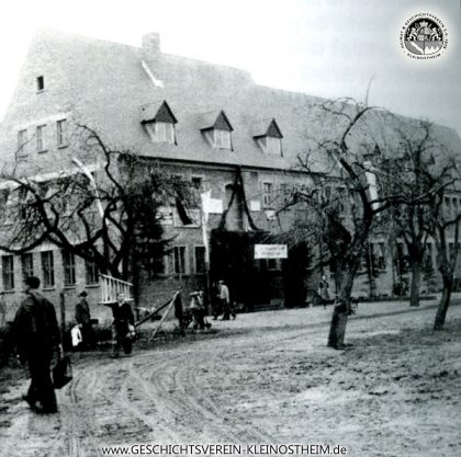 Das Foto zeigt die fertiggestellte Brentanoschule kurz vor ihrer Einweihung im Jahr 1951. Im Laufe des Schuljahres 1951/52 zogen 11 Klassen mit insgesamt 483 Volksschülern sowie 44 Mädchen der landwirtschaftlichen Berufsschule in das neue Gebäude ein, begleitet von einem zehnköpfigen Lehrerkollegium.