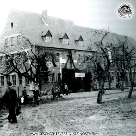 Das Foto zeigt die fertiggestellte Brentanoschule kurz vor ihrer Einweihung im Jahr 1951. Im Laufe des Schuljahres 1951/52 zogen 11 Klassen mit insgesamt 483 Volksschülern sowie 44 Mädchen der landwirtschaftlichen Berufsschule in das neue Gebäude ein, begleitet von einem zehnköpfigen Lehrerkollegium.