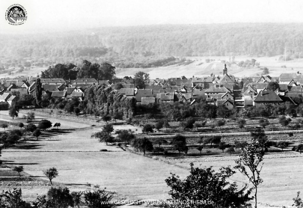Das Foto zeigt einen Blick auf den alten Ortskern unserer Gemeinde vor dem 2. Weltkrieg. Man sieht deutlich die Kirchstraße mit der alten Laurentiuskirche (heute Musikschule).