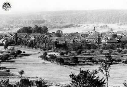 Das Foto zeigt einen Blick auf den alten Ortskern unserer Gemeinde vor dem 2. Weltkrieg. Man sieht deutlich die Kirchstraße mit der alten Laurentiuskirche (heute Musikschule).