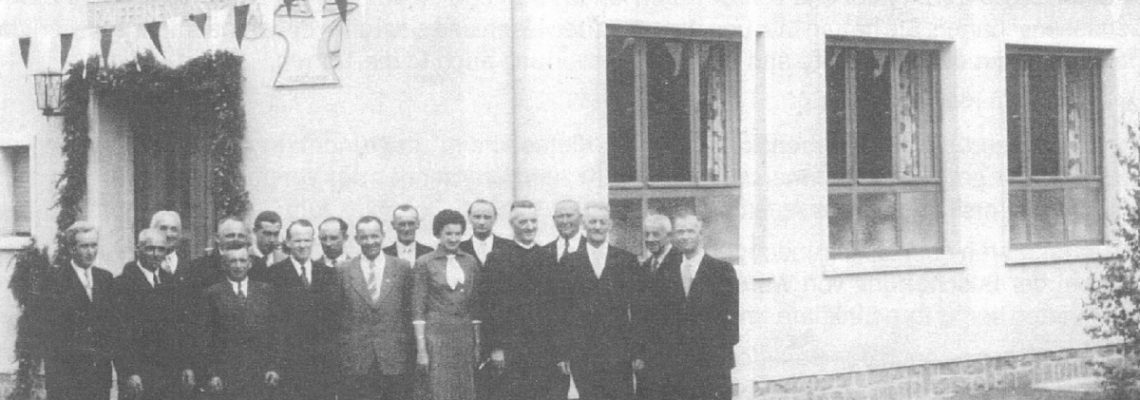 Das Foto von 1955 (?) zeigt die Geschäftsführung und die Verwaltungsmitglieder der Raiffeisenkasse vor dem ersten bankeigenen Verwaltungsgebäude in der Schillerstr.75. Leider sind uns nicht alle Personen auf dem Bild bekannt. Wenn Sie uns mit einem Teil der Namen helfen können, geben Sie uns bitte Bescheid.