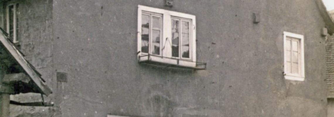 Das Foto zeigt die Schmiede Leibacher in der heutigen Hanauer Straße etwa um 1911/12. Am Fenster sieht man Gregor Leibacher mit Frau, im Fenster daneben seine Tante. Vor dem Haus stehen Georg und Emil Leibacher.