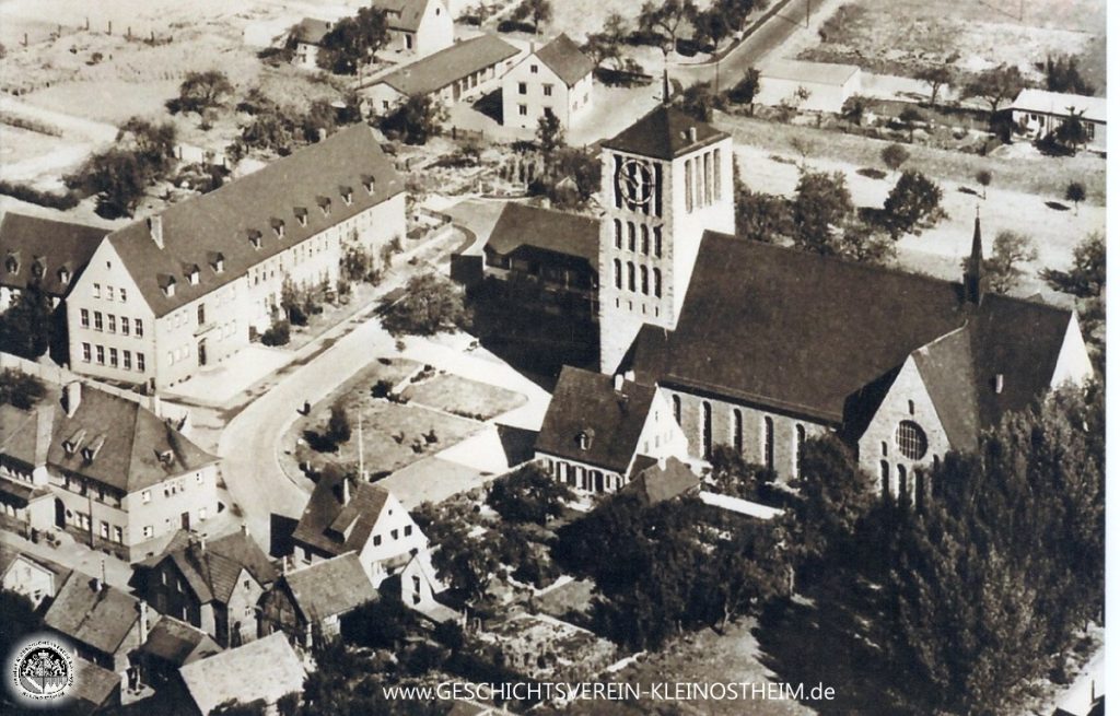 Der Kirchplatz mit der Schule, der Kirche und den Häusern des St. Brunowerks war in den 50er Jahren praktisch der Ortsrand. Die Fläche bis zur Siedlung (Frankenstraße / Spessartstraße) und die Goethestraße waren noch weitgehend unbebaut.