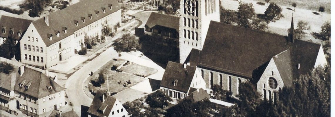 Der Kirchplatz mit der Schule, der Kirche und den Häusern des St. Brunowerks war in den 50er Jahren praktisch der Ortsrand. Die Fläche bis zur Siedlung (Frankenstraße / Spessartstraße) und die Goethestraße waren noch weitgehend unbebaut.