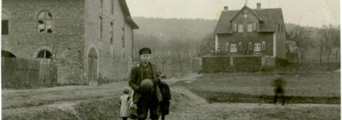 Das Bild zeigt den späteren Fußballplatz des SV Vorwärts, ca.1940. Links die ehemalige Ziegelei Geiger und Göller, die 1936 verkauft und nach Mainflingen verlegt wurde. Im Hintergrund das Haus der Familie Etzel.