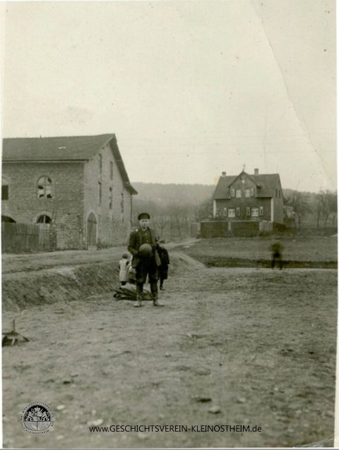 Das Bild zeigt den späteren Fußballplatz des SV Vorwärts, ca.1940. Links die ehemalige Ziegelei Geiger und Göller, die 1936 verkauft und nach Mainflingen verlegt wurde. Im Hintergrund das Haus der Familie Etzel.