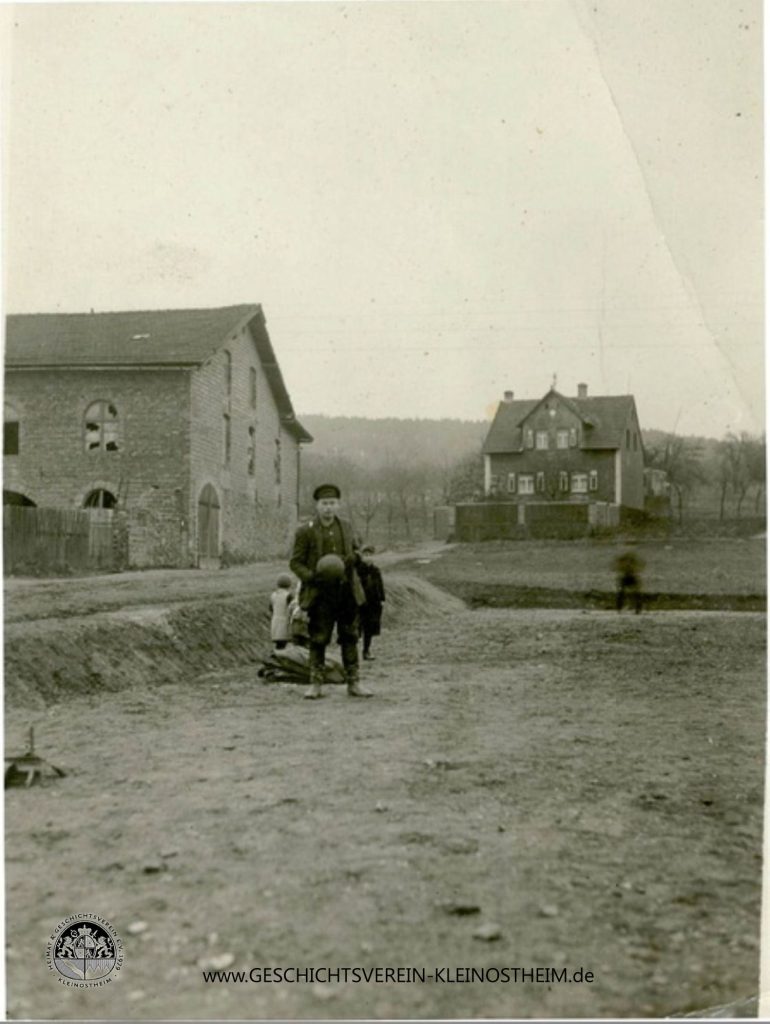 Das Bild zeigt den späteren Fußballplatz des SV Vorwärts, ca.1940. Links die ehemalige Ziegelei Geiger und Göller, die 1936 verkauft und nach Mainflingen verlegt wurde. Im Hintergrund das Haus der Familie Etzel.